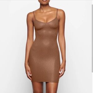 SKIMS LOGO MESH FOIL CAMI DRESS- Caramel XL